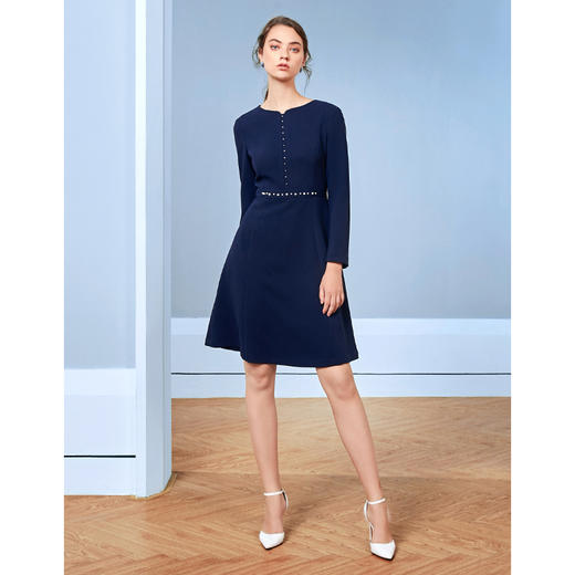 EITIE爱特爱秋季新款时尚通勤职业洋气钉珠装饰收腰A摆连衣裙C2007584 商品图1