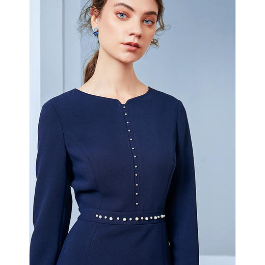 EITIE爱特爱秋季新款时尚通勤职业洋气钉珠装饰收腰A摆连衣裙C2007584 商品图4