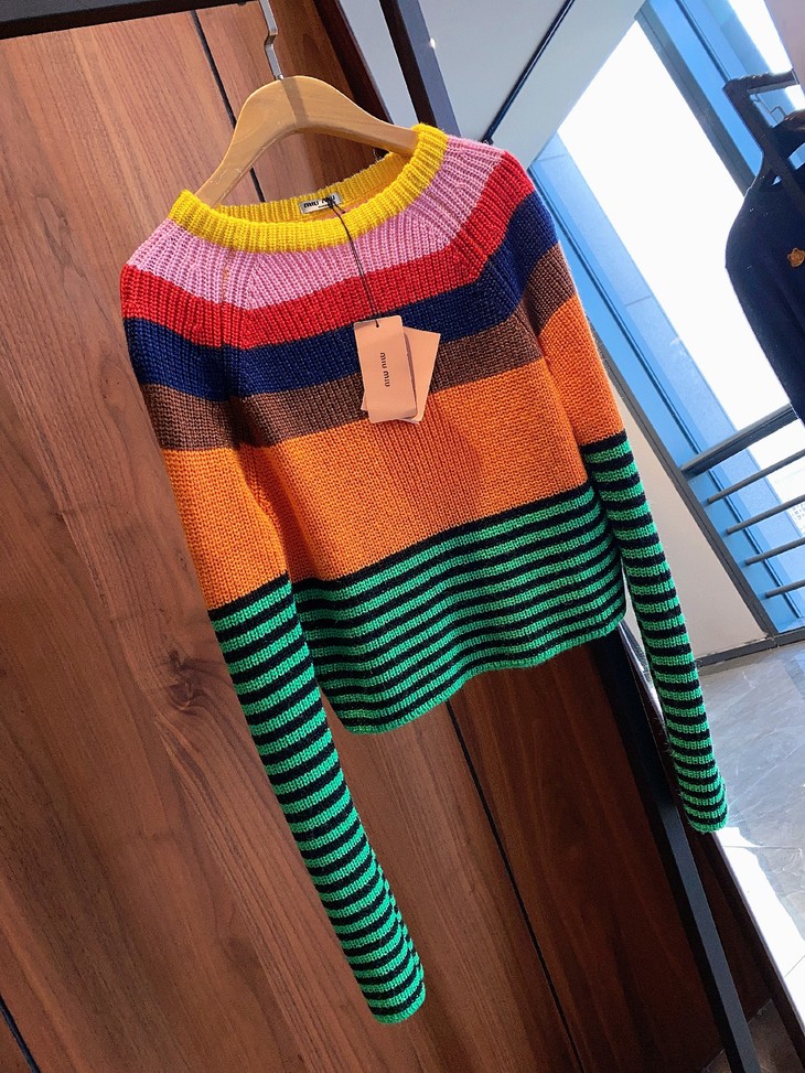 miu彩色条纹针织上衣