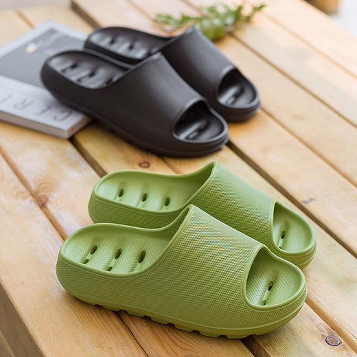 鞋子偏小一码，对照尺码表购买！【比一般拖鞋更柔软】升级加厚“踩屎感”漏水速干拖鞋，4.5cm厚鞋底更柔软，回弹力强，足尖上翘保护设计，时尚流行室内室外一双搞定！ 商品图1