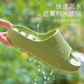 鞋子偏小一码，对照尺码表购买！【比一般拖鞋更柔软】升级加厚“踩屎感”漏水速干拖鞋，4.5cm厚鞋底更柔软，回弹力强，足尖上翘保护设计，时尚流行室内室外一双搞定！