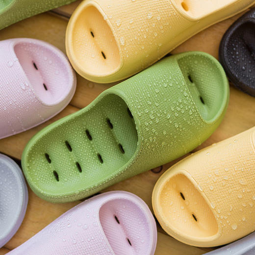 鞋子偏小一码，对照尺码表购买！【比一般拖鞋更柔软】升级加厚“踩屎感”漏水速干拖鞋，4.5cm厚鞋底更柔软，回弹力强，足尖上翘保护设计，时尚流行室内室外一双搞定！ 商品图2