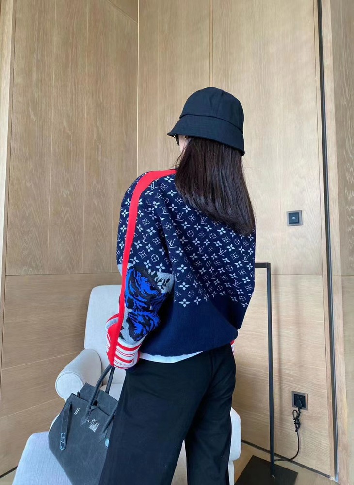 点此购买lv女款满印提花针织衫莲155866