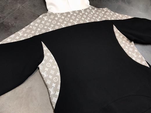 点此购买 lv拼接满印连帽卫衣 ks156075