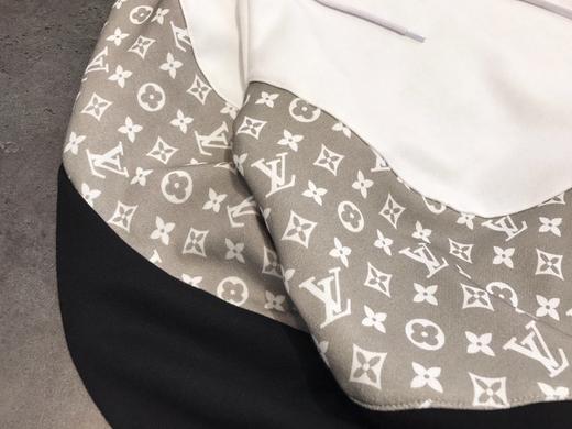 点此购买 lv拼接满印连帽卫衣 ks156075