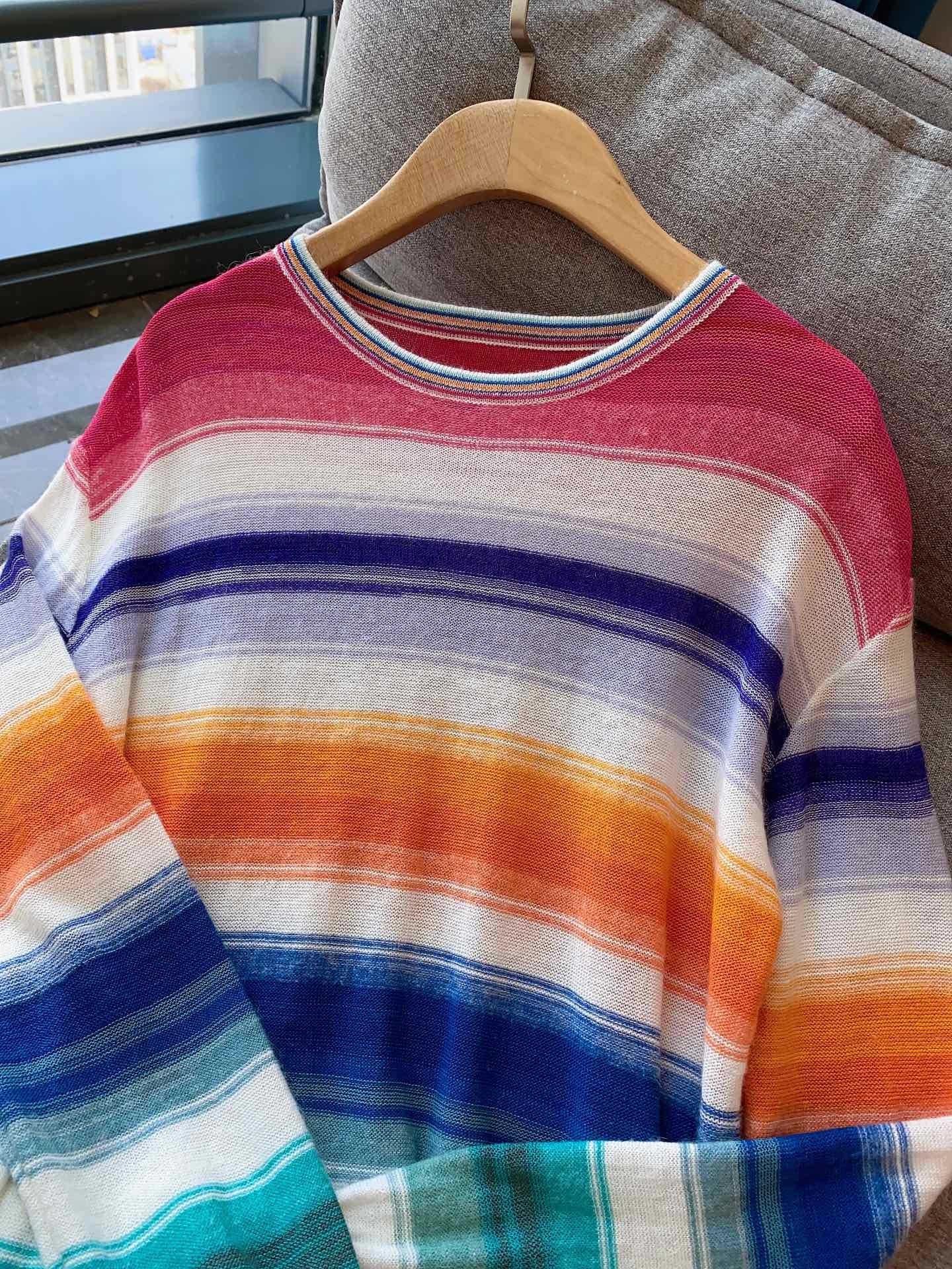 lw彩虹条纹上衣
