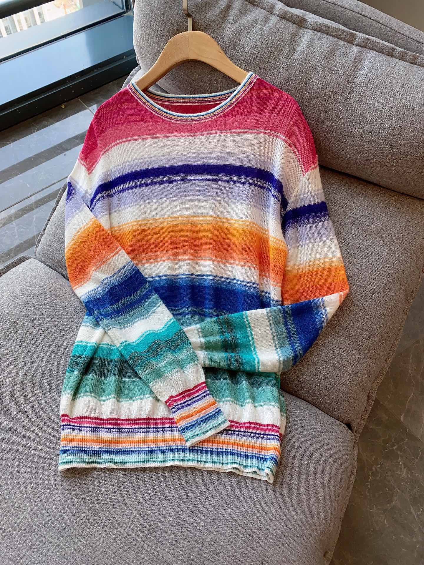 lw彩虹条纹上衣