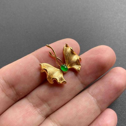 高冰种阳绿翡翠蛋面设计师款蝴蝶胸针18k黄金镶嵌 商品图5