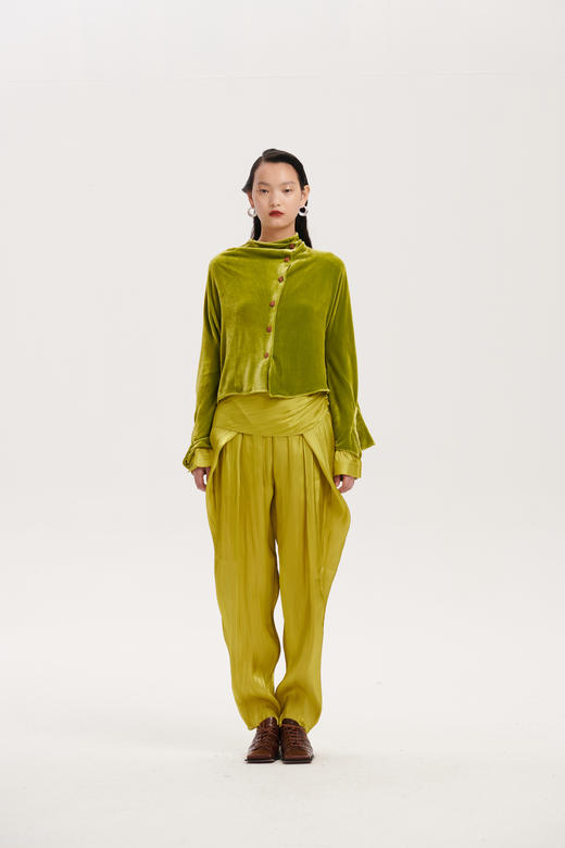 青苔绿丝绒荡领衬衫