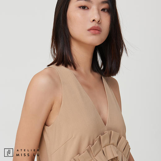 【随型所欲】浅驼压褶V领吊带连衣裙百搭单品 商品图3