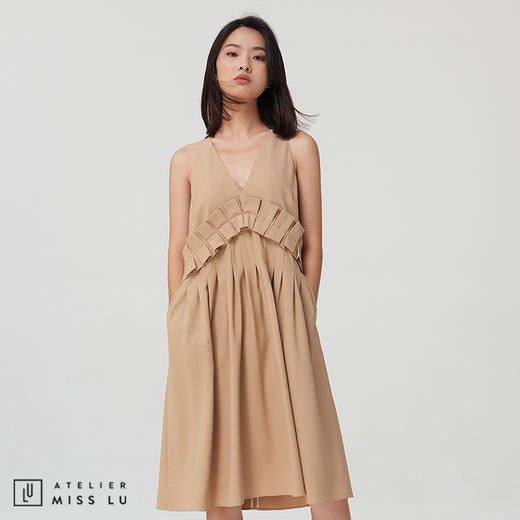 【随型所欲】浅驼压褶V领吊带连衣裙百搭单品 商品图2