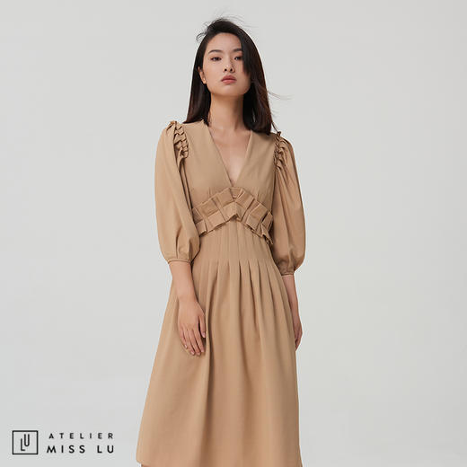 【宝藏ONE PIECE】浅驼压褶V领设计感连衣裙 商品图0