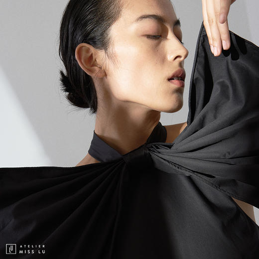 【大有看头】大大蝴蝶结露背挂脖造型感小黑裙 商品图1