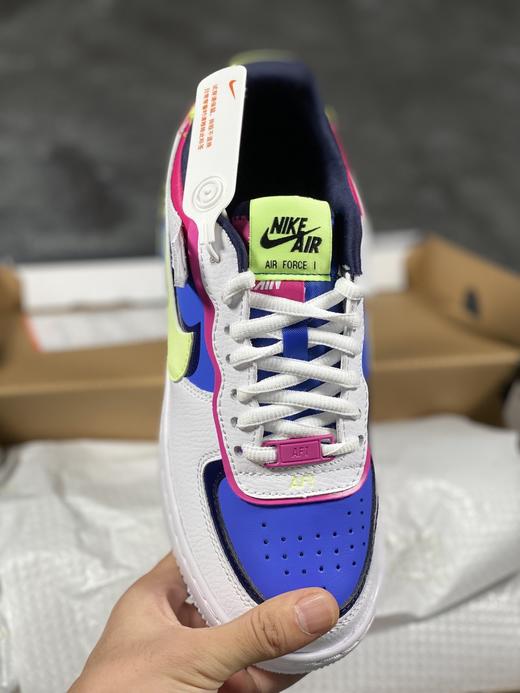 Air Force 1 Shadow 拼接马卡龙 Swoosh 采用叠加的形式呈现，同时后跟也将标志性 “AIR” 字样叠加搭配丰富色彩，仙女配色推荐上脚 年初最火爆系列款式 商品图1