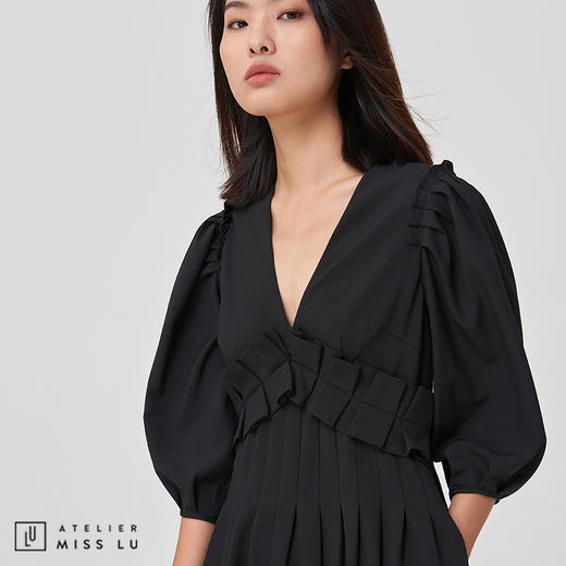 【宝藏ONE PIECE】黑色压褶V领设计感连衣裙 商品图0