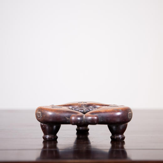 清代  红木菱角形三足器座 商品图0