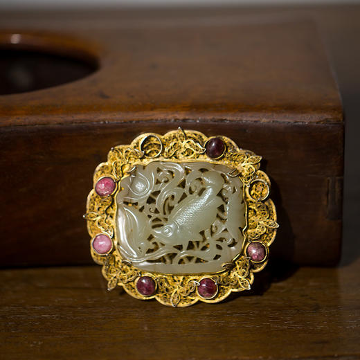 明代  银鎏金镶玉雕金鱼荷花纹饰件 商品图2