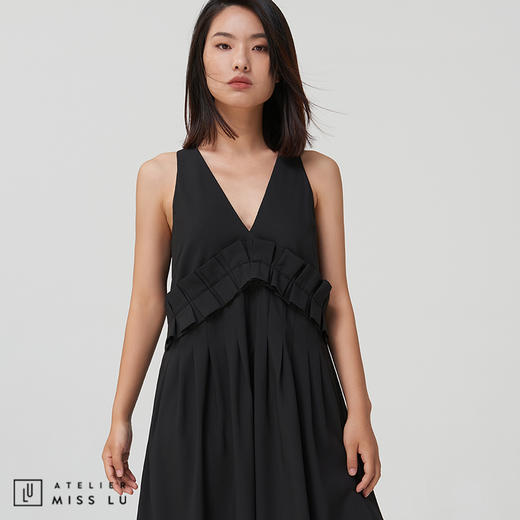 【随型所欲】黑色压褶V领吊带连衣裙百搭单品 商品图2