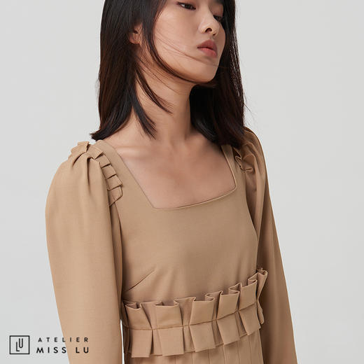 【宝藏ONE PIECE】浅驼压褶方领设计感连衣裙 商品图1