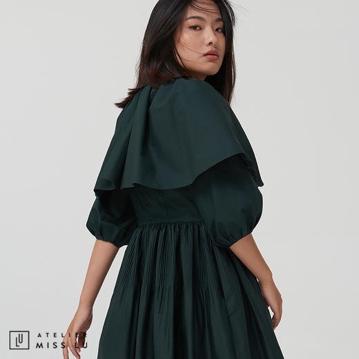 【玩色游戏】深墨绿造型感斗篷V领嘭嘭连身裙 商品图2