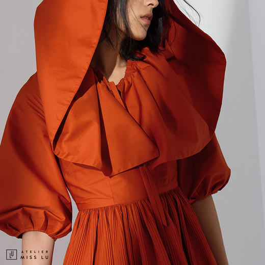 【玩色游戏】枫叶橘造型感斗篷V领嘭嘭连身裙 商品图1