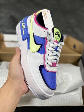 Air Force 1 Shadow 拼接马卡龙 Swoosh 采用叠加的形式呈现，同时后跟也将标志性 “AIR” 字样叠加搭配丰富色彩，仙女配色推荐上脚 年初最火爆系列款式