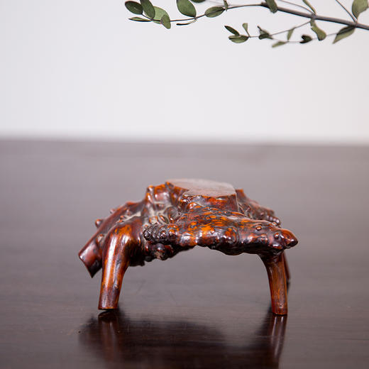 清代  黄杨木树瘤根形器座 商品图0