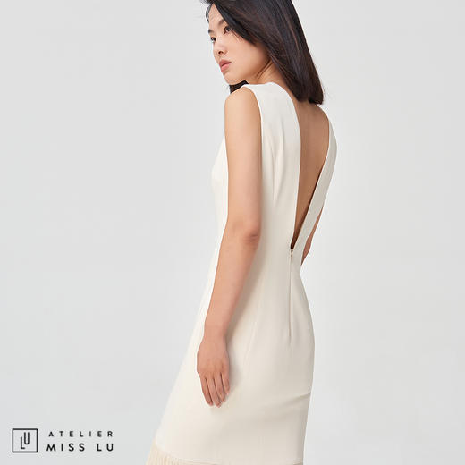 【不如跳舞】白色双层下摆倒V字流苏修身连衣裙 商品图3