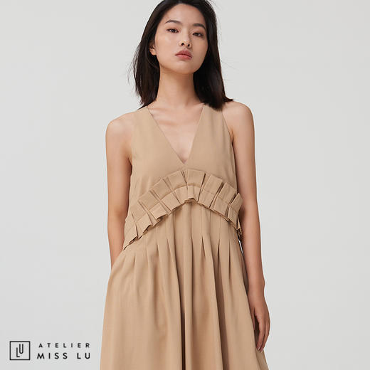 【随型所欲】浅驼压褶V领吊带连衣裙百搭单品 商品图0