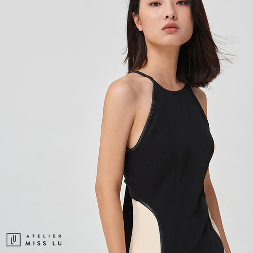 【时刻漂亮】黑白撞色露背镂空系带修身连衣裙 商品图3