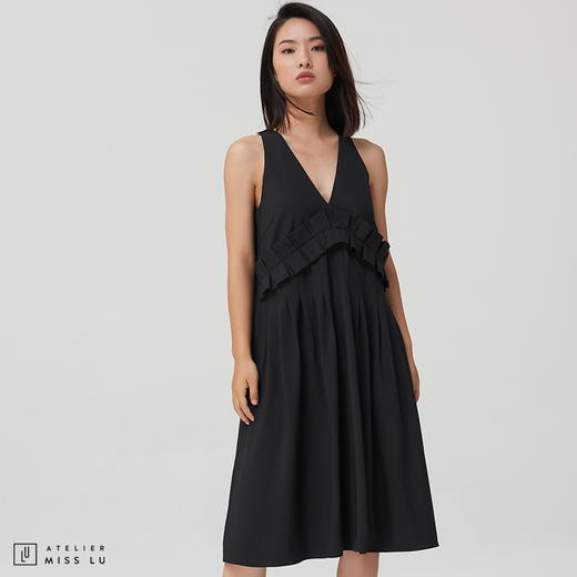 【随型所欲】黑色压褶V领吊带连衣裙百搭单品 商品图1
