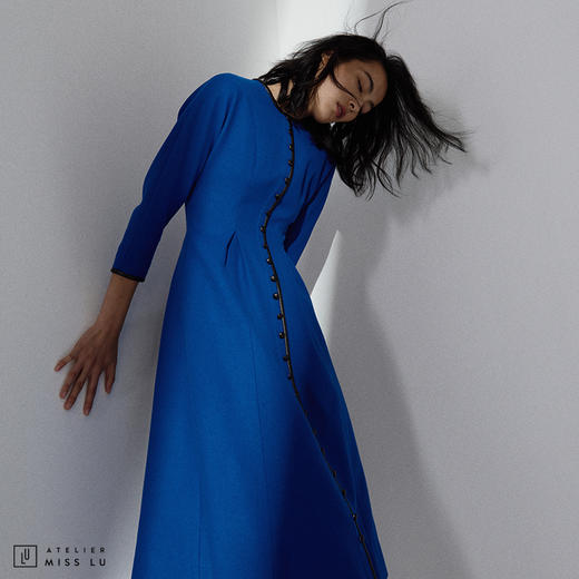 【复古迷情】复古宝蓝羊毛收腰皮边排扣连衣裙 商品图1