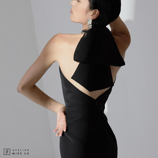 【转身的优雅】黑色露背设计蝴蝶结修身小黑裙 商品图0