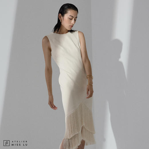 【不如跳舞】白色双层下摆倒V字流苏修身连衣裙 商品图0