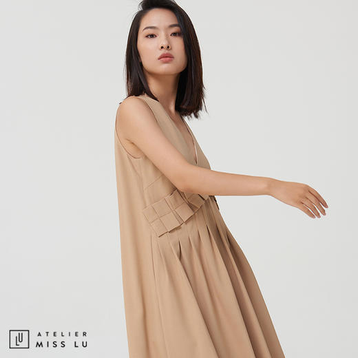【随型所欲】浅驼压褶V领吊带连衣裙百搭单品 商品图1