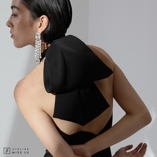 【转身的优雅】黑色露背设计蝴蝶结修身小黑裙 商品图1