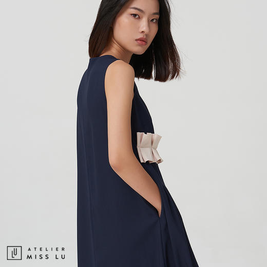 【初秋小可爱】藏青拼奶白无袖压褶娃娃连身裙 商品图2