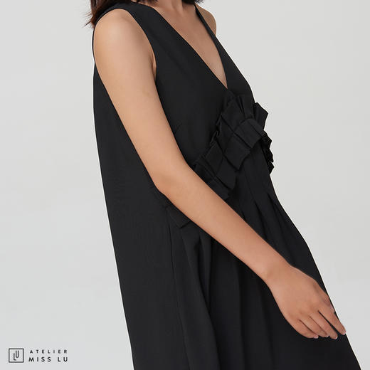 【随型所欲】黑色压褶V领吊带连衣裙百搭单品 商品图3