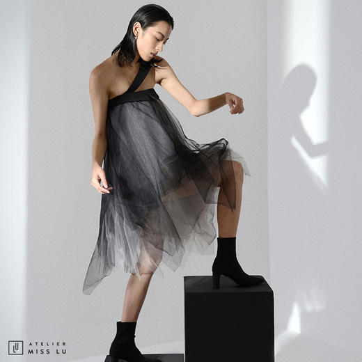 【酷仙女】西装领口斜肩带多层渐变黑纱礼裙 商品图1