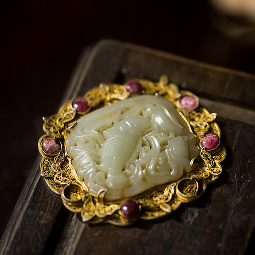 明代  银鎏金镶玉雕金鱼荷花纹饰件 商品图1