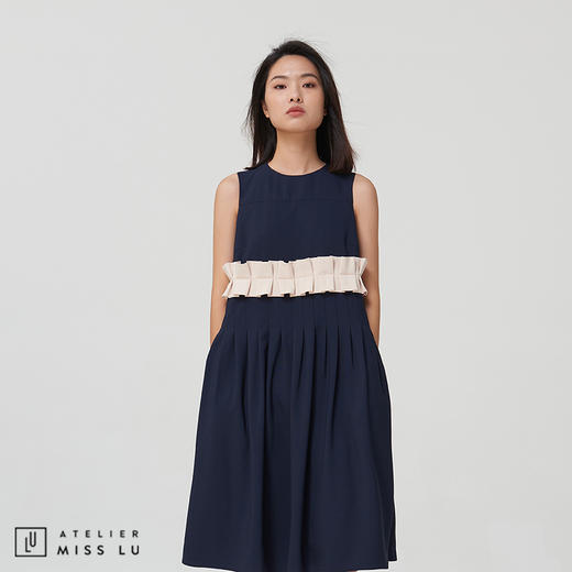 【初秋小可爱】藏青拼奶白无袖压褶娃娃连身裙 商品图3