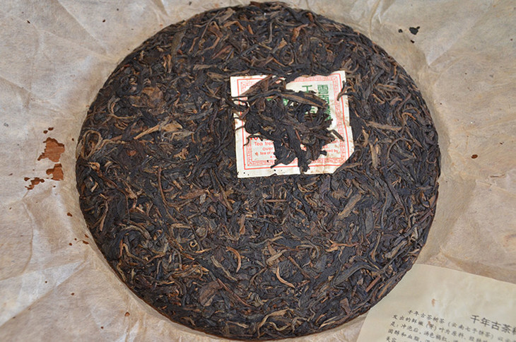 2003年何仕华签名版千年古茶树茶 - 中国普洱网