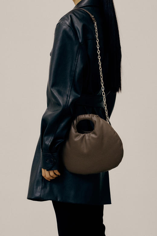 Low Classic 乳白色/棕色/裸色链条蛋型手提包 商品图5