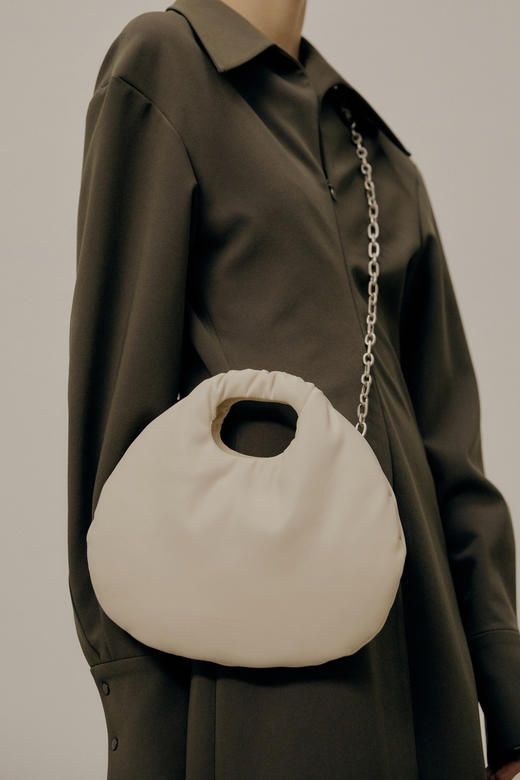 Low Classic 乳白色/棕色/裸色链条蛋型手提包 商品图8