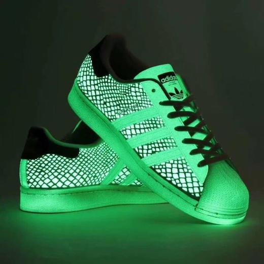 白蛇 这个配色是变色龙 可以吸热变色（在灯光下就可以） adidas Superstar 贝壳头系列诞生 50 周年 商品图0