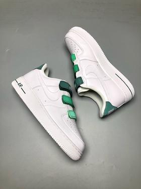 绿尾史密斯与空军两大经典元素合一柔软、弹性十足的缓震性能和出色的中底设计，而 Nike Air 科技也早已成为保持盛名的强劲后盾