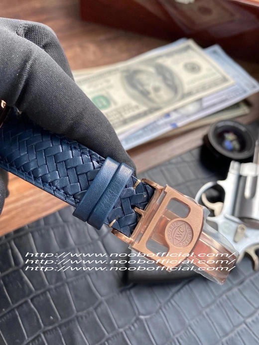 N 新款葡七IW500713整体深蓝色调，搭配玫瑰金表壳！高感展露无遗最新搭配的BV款编织皮带时尚气质倍增前后蓝宝石镜面搭载级52010克隆机芯 功能一致直径42mm 商品图3
