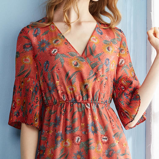 欧芮儿 夏装新款红色碎花雪纺连衣裙V领印花收腰a字中长款裙子07XLB3893 商品图3