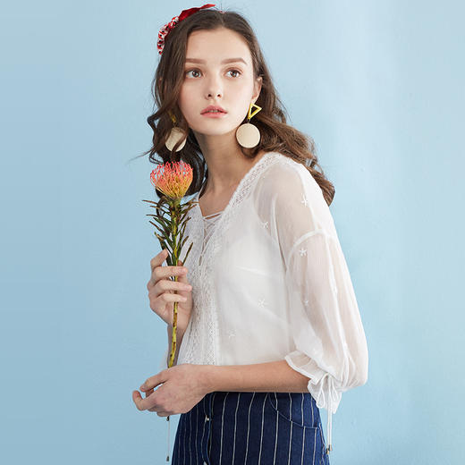 欧芮儿夏女装绣花透视衫绑带蕾丝花边上衣V领白色雪纺衫女 商品图1