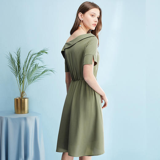 欧芮儿 新款收腰显瘦短袖不规则露肩连衣裙女中长款绿色裙子 商品图2